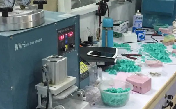 珠寶首飾加工使用小型風(fēng)冷式冷水機冷卻控溫案例